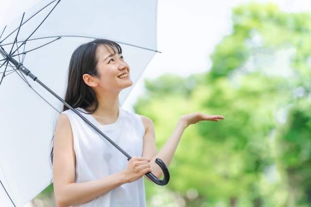 雨上がりに傘を差した女性