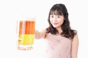 ビールジョッキを持った女性